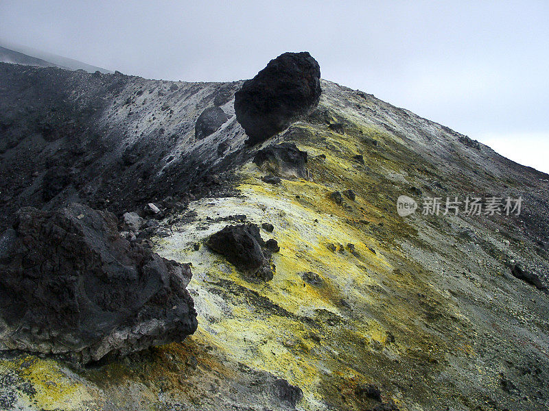 火山口边缘有炸弹、热量和硫磺