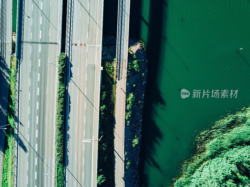 俯瞰湖面上的道路