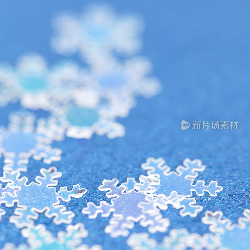 蓝色表面上的雪花的特写