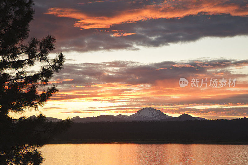 拉森峰阿尔马纳湖上的日落