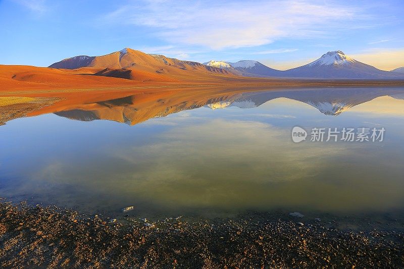 拉古纳勒加，勒加湖反射在戏剧性的金色日出，火山和田诗式的阿塔卡马沙漠高原与Lascar火山，火山景观全景-圣佩德罗阿塔卡马，智利，Bolívia和阿根廷边境