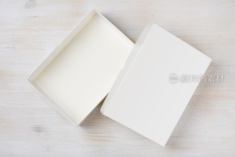 白色矩形空打开盒子，顶视图上的木制背景