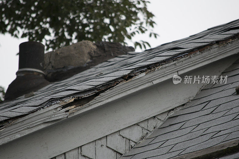 房屋上破损和旧的屋顶瓦和排水沟系统