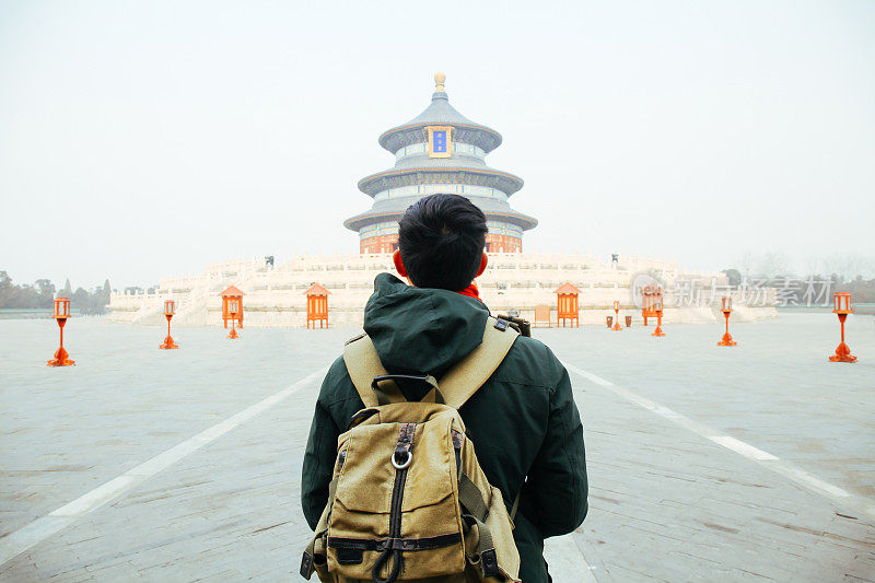 年轻的旅行者正走向中国北京的天坛。亚洲旅游