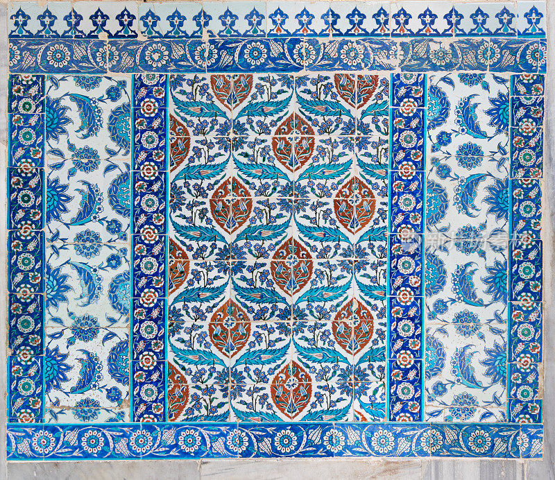 土耳其伊斯坦布尔，历史悠久的埃依普苏丹清真寺的外墙上，带有蓝色花纹的古老瓷砖墙砖