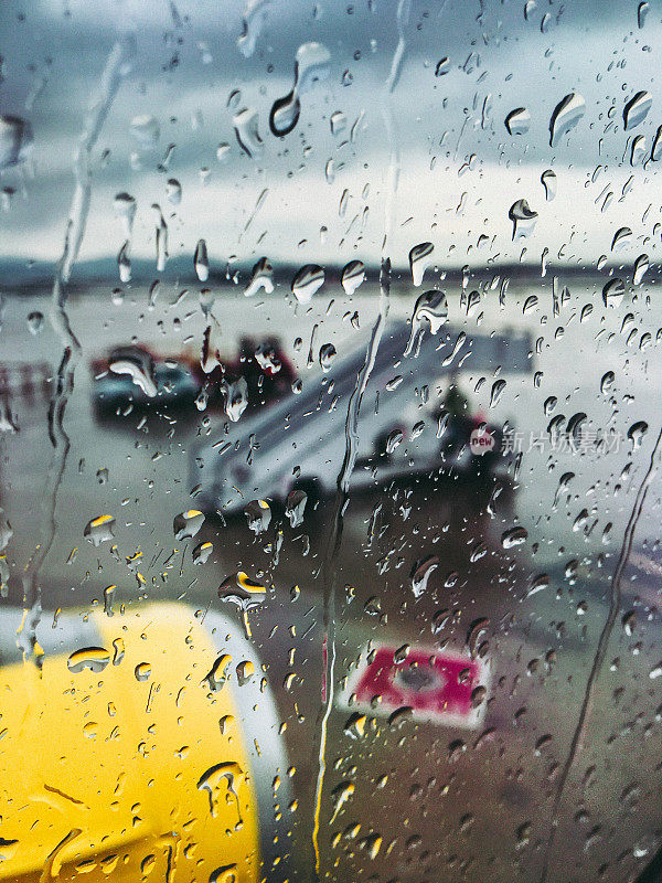 雨天从机场的飞机窗口观看