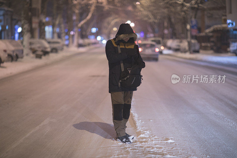 夜城漫步在雪中