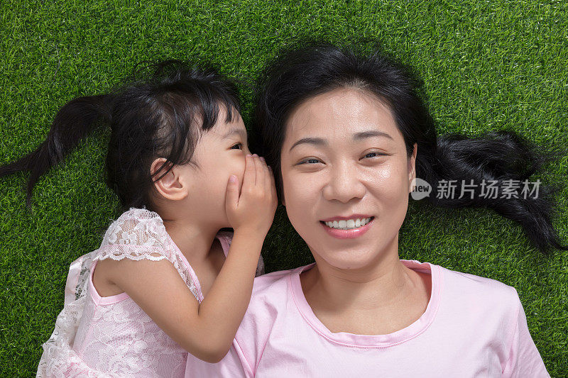 亚裔华人母亲和女儿在窃窃私语