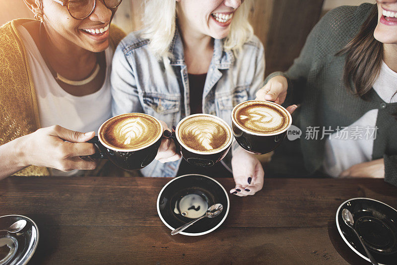 女性朋友享受咖啡时光的概念