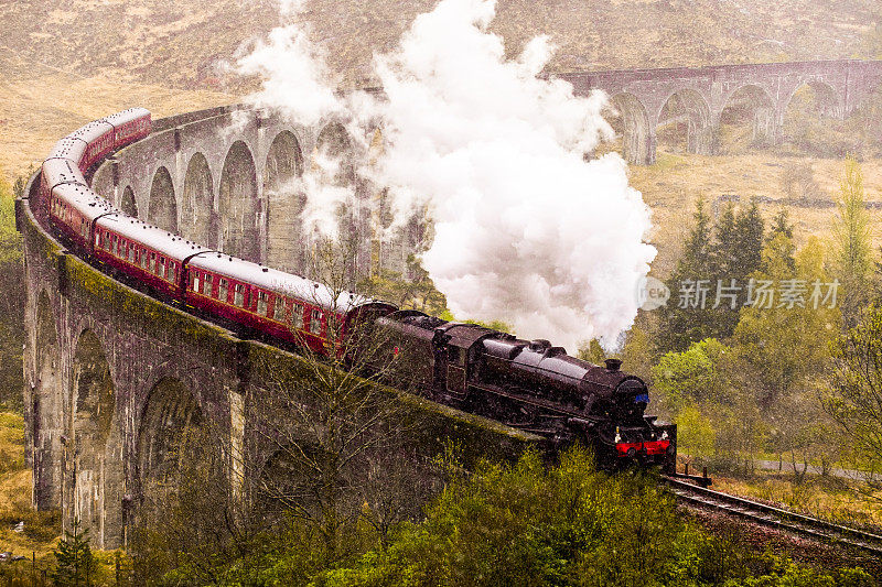 苏格兰的格伦芬南高架桥上有一辆蒸汽火车