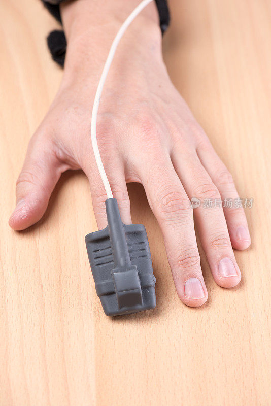 一个手指上的脉搏血氧计，隔离