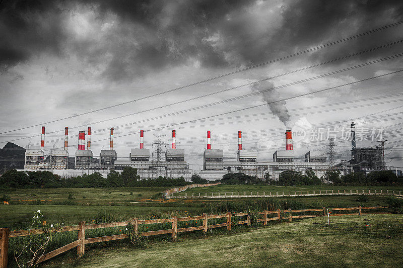 燃煤电厂产生的硫烟云污染空气环境破坏