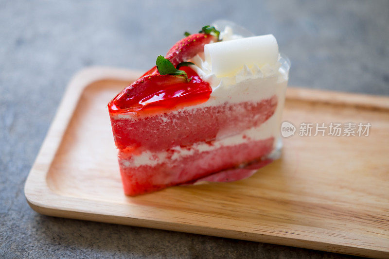 草莓蛋糕和新鲜草莓的特写。自制的草莓蛋糕。
