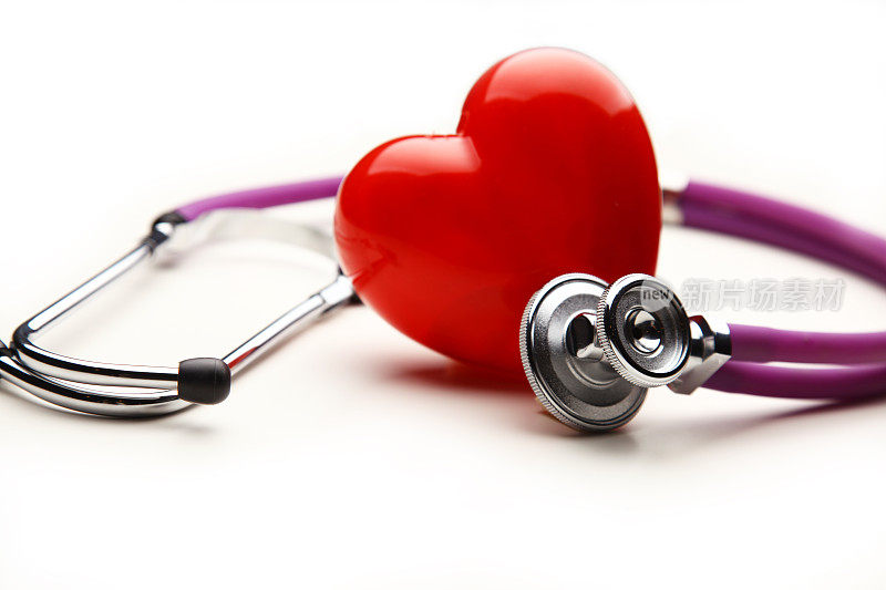 心脏配有医用听诊器，木制背景隔离