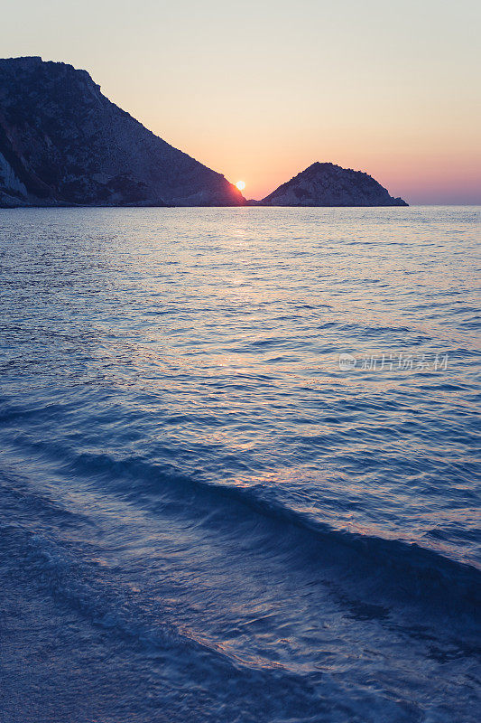 美丽的日落在海上。美丽的海景。迷人的海景。