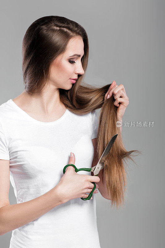 长头发的女人拿着剪刀