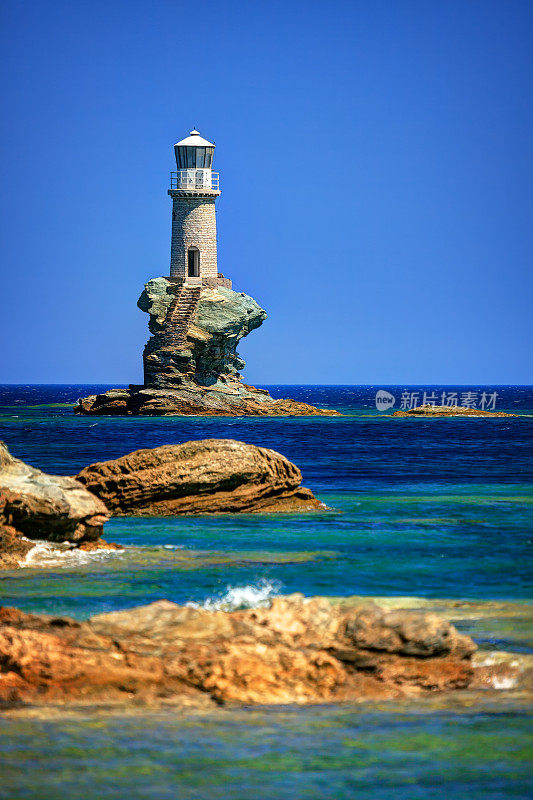 灯塔Tourlitis站在一块岩石上，在Chora，安德罗斯岛，基克拉迪斯，希腊