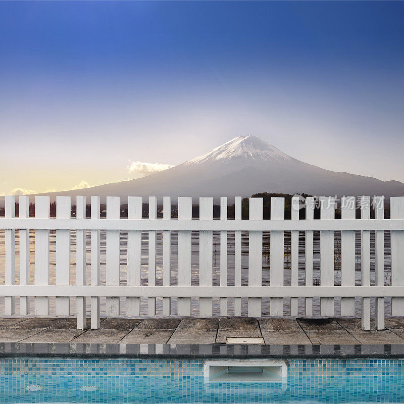 富士山的背景和私人温泉游泳池和白色木栅栏。“njapan城