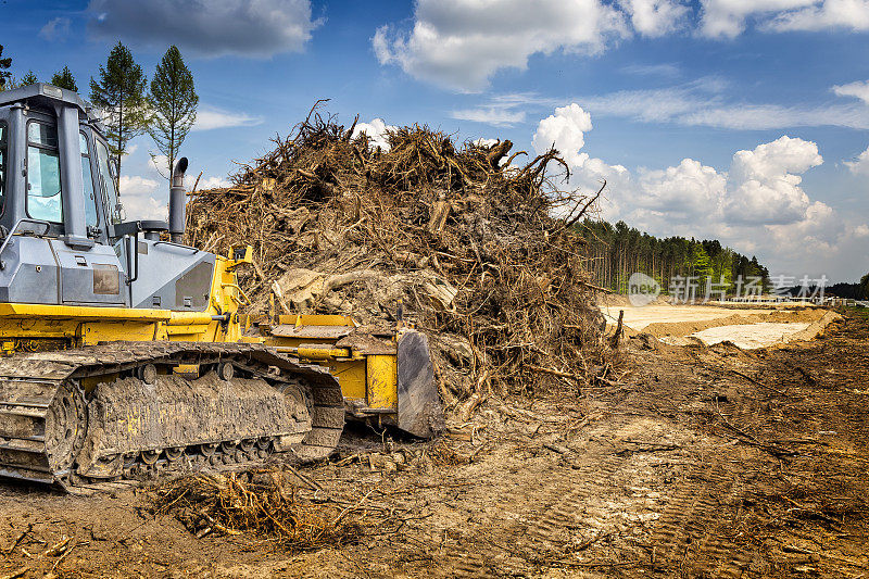 推土机正在为S6公路(Goleniów，波兰)的建设做准备