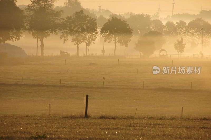 朦胧的日出笼罩着全国