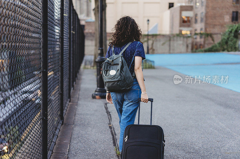 年轻女子在纽约旅行