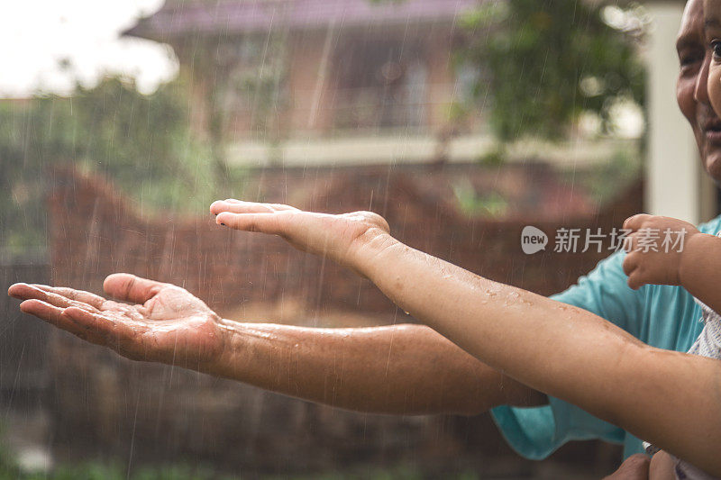 手放在雨水下