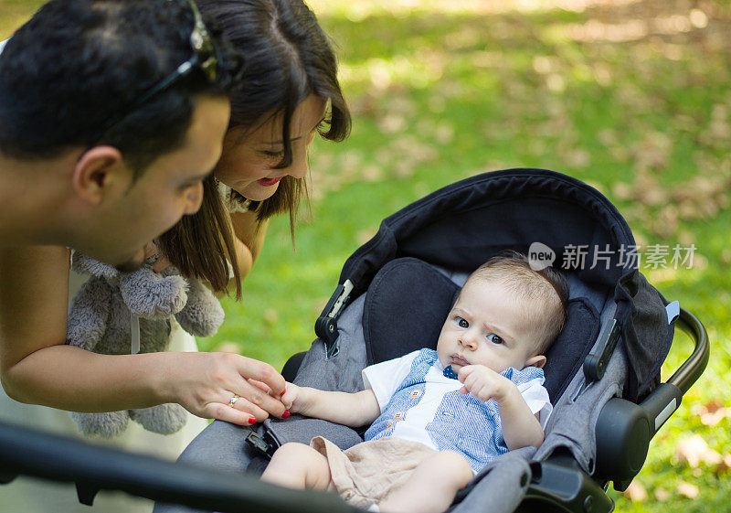 快乐的家庭，喜欢户外的小男孩