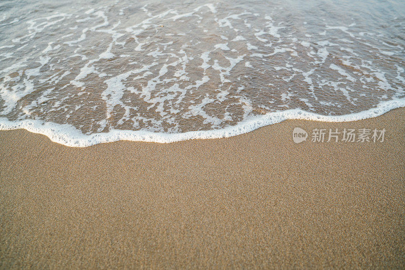 沙滩上海浪般的海水