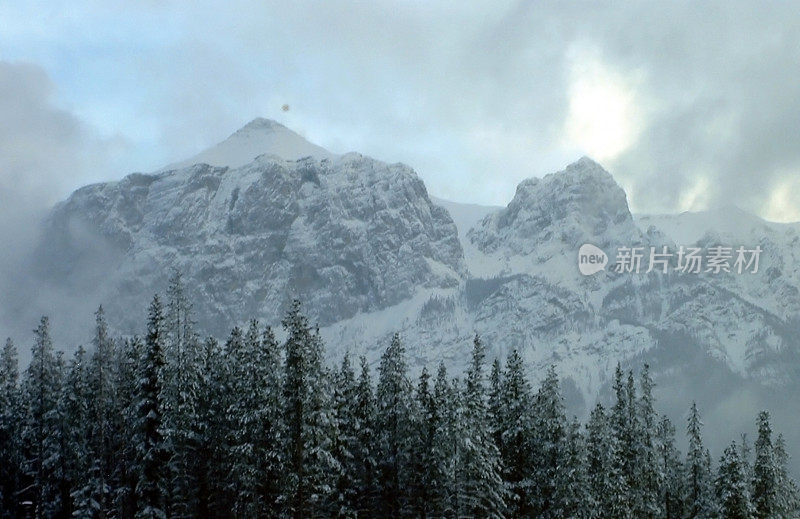 十一月份班夫附近的落基山脉下雪