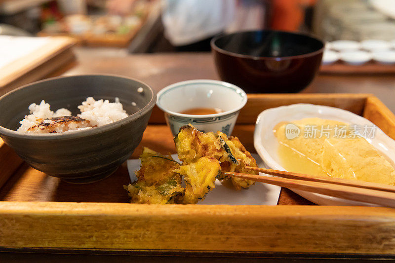 许多小盘子里装着日本食物