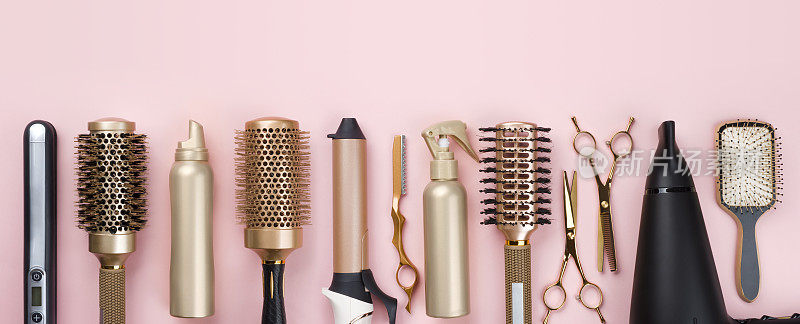 专业的发型师工具在粉红色的背景与复制空间