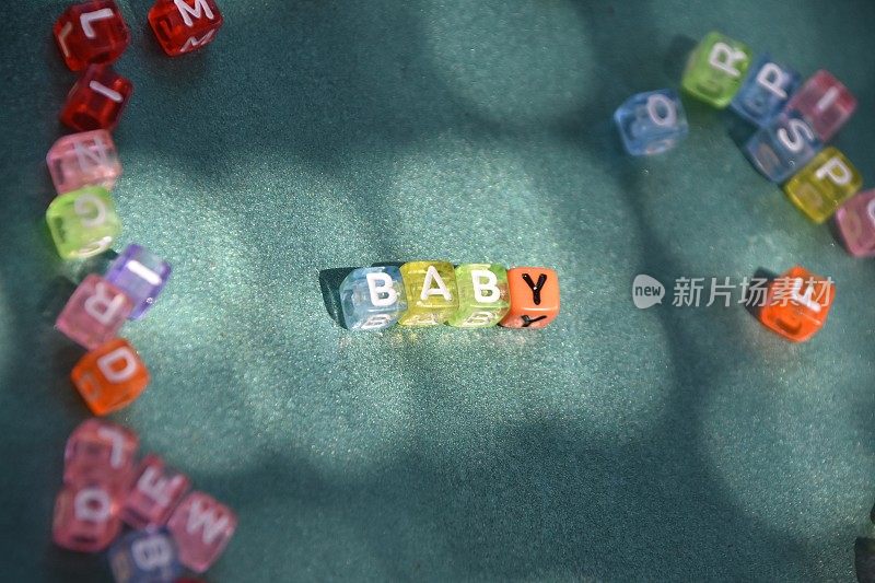 单词BABY是由字母立方体组成的