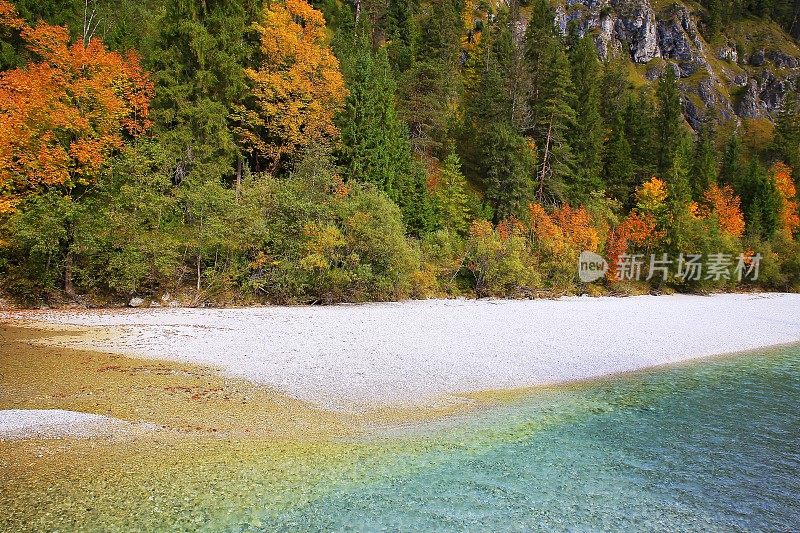 秋天的阿尔卑斯林地景观中的河流-德国巴伐利亚阿尔卑斯