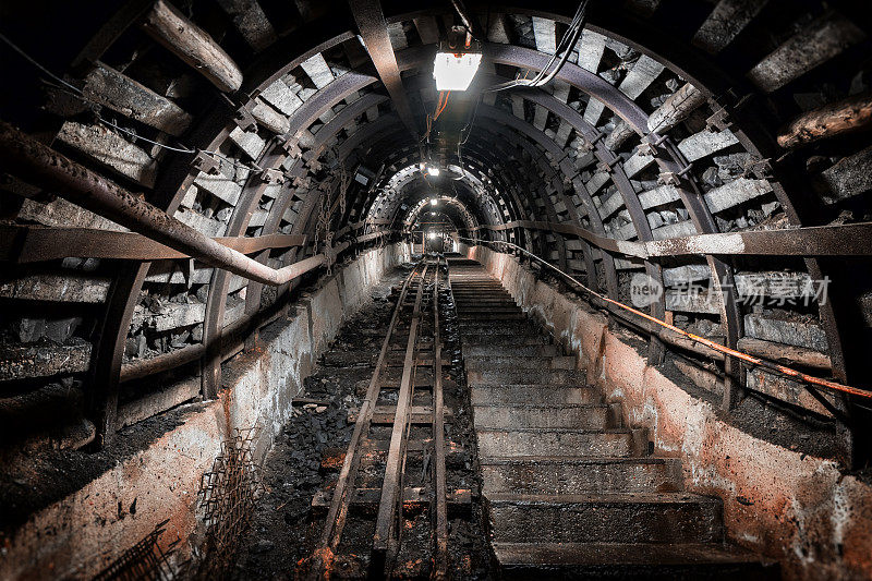 煤矿地下走廊有楼梯和铁路轨道