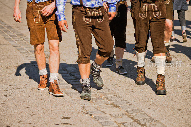 在慕尼黑啤酒节上穿着传统服装的年轻人