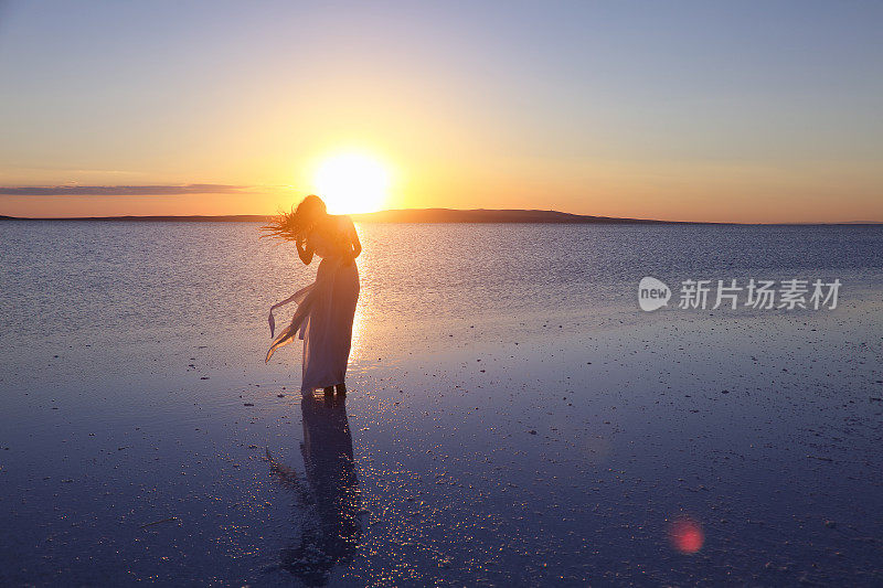 土耳其盐湖城，新娘手捧鲜花