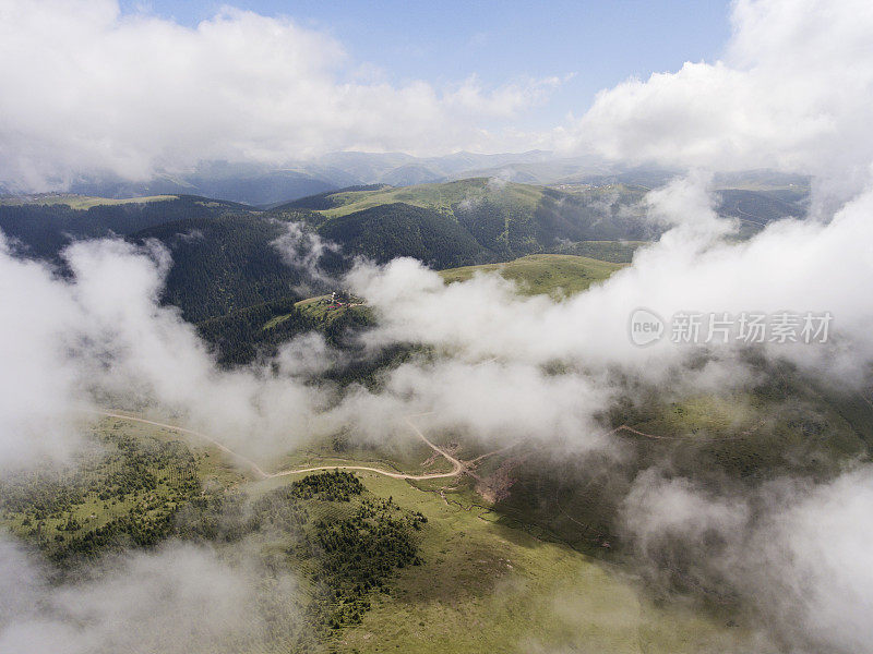 云下山村鸟瞰图