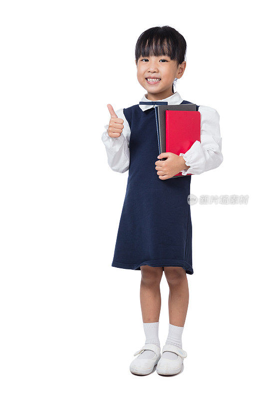 一名穿着制服的亚裔华裔小学女生竖起大拇指