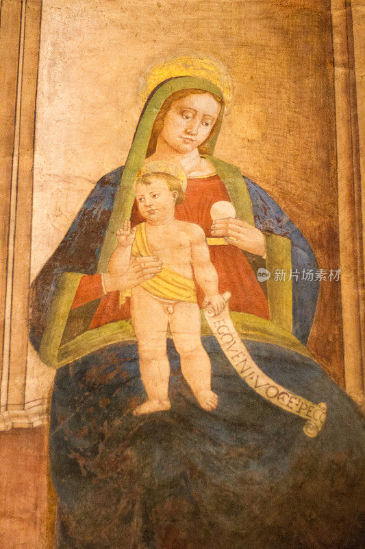 意大利托斯卡纳的阿雷佐:圣弗朗西斯教堂中的圣母壁画