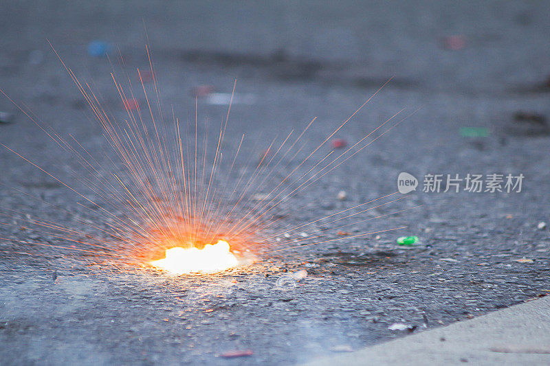 在普吉岛素食节期间，鞭炮在道路上爆炸，溅起了光