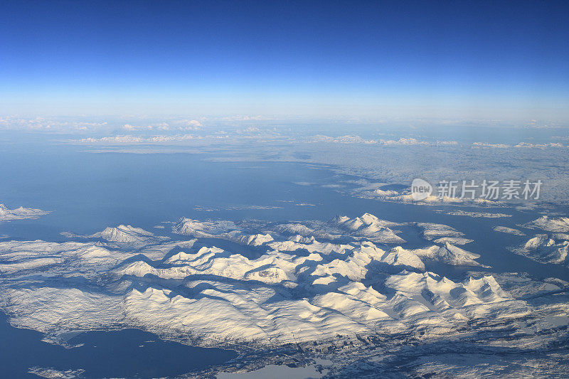 挪威北部冰雪覆盖山脉的鸟瞰图