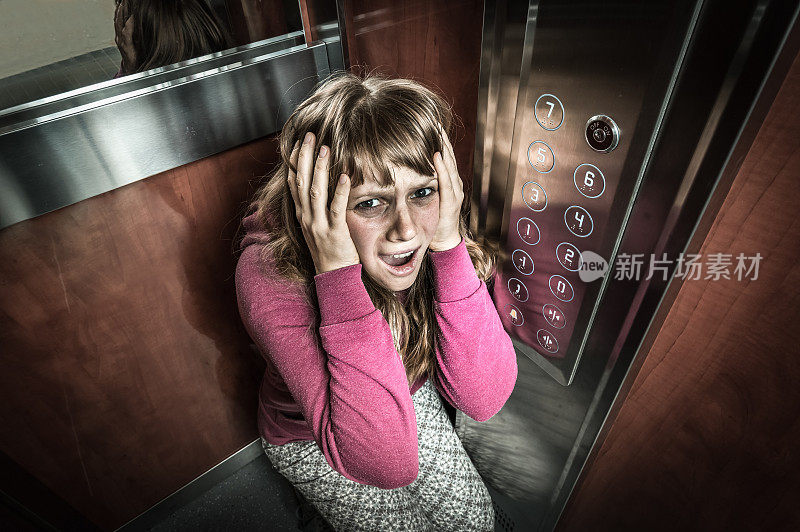 在移动的电梯里有幽闭恐怖症的震惊女人