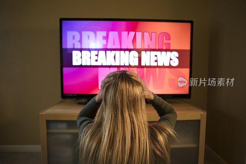 一名女性因观看电视新闻而倍感压力