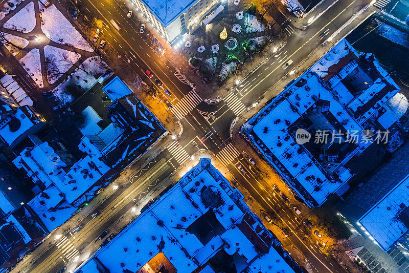 冬季夜晚城市交叉口无人机拍摄