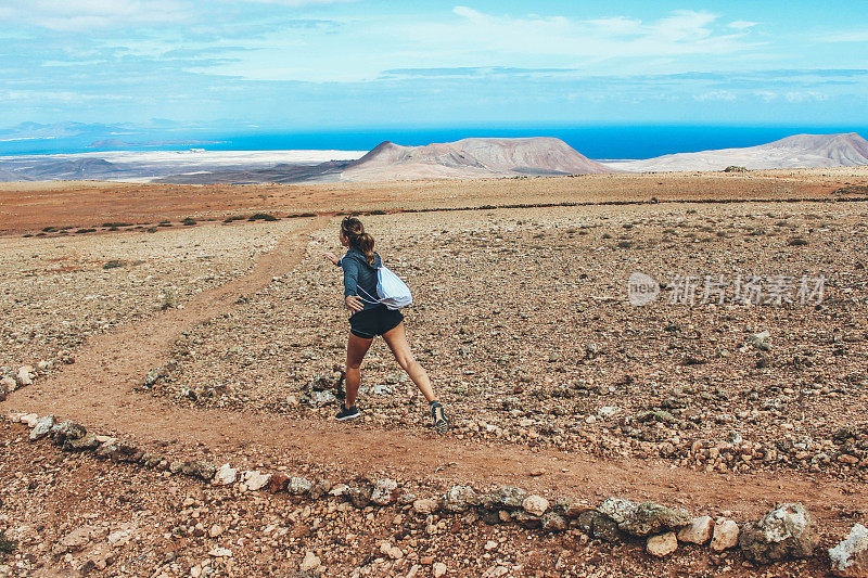 年轻女子在火山上奔跑