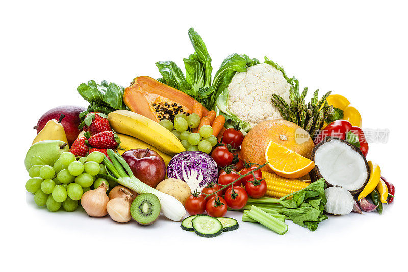 健康的新鲜水果和蔬菜堆孤立在白色的背景