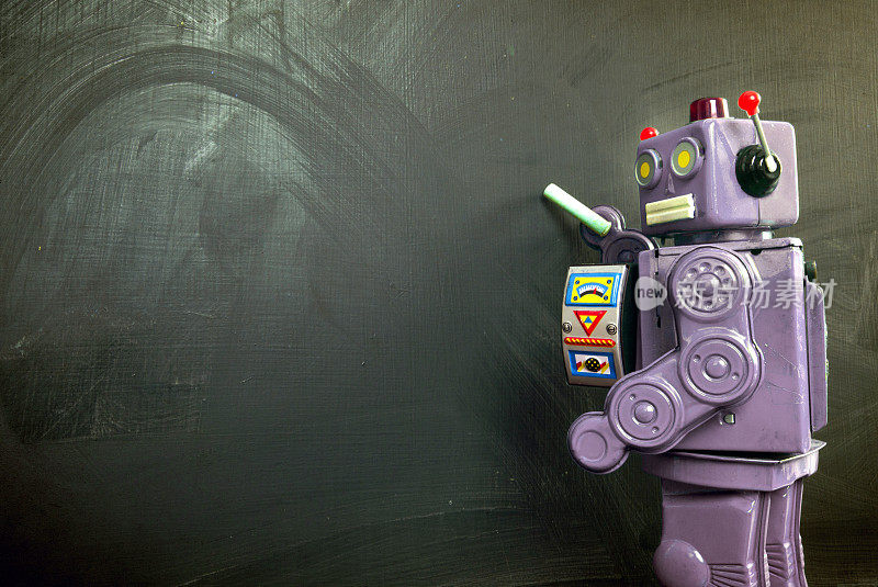 紫色的机器人老师在黑板上