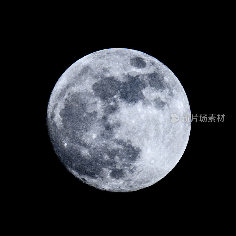 黑暗夜空中的满月