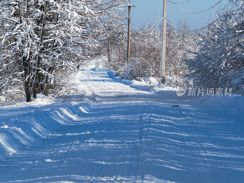白雪覆盖的乡间街道