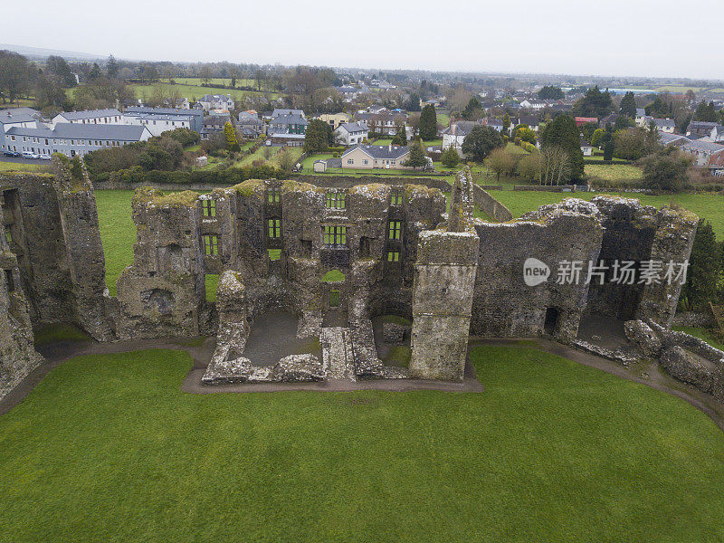 爱尔兰一座古老城堡的鸟瞰图。
